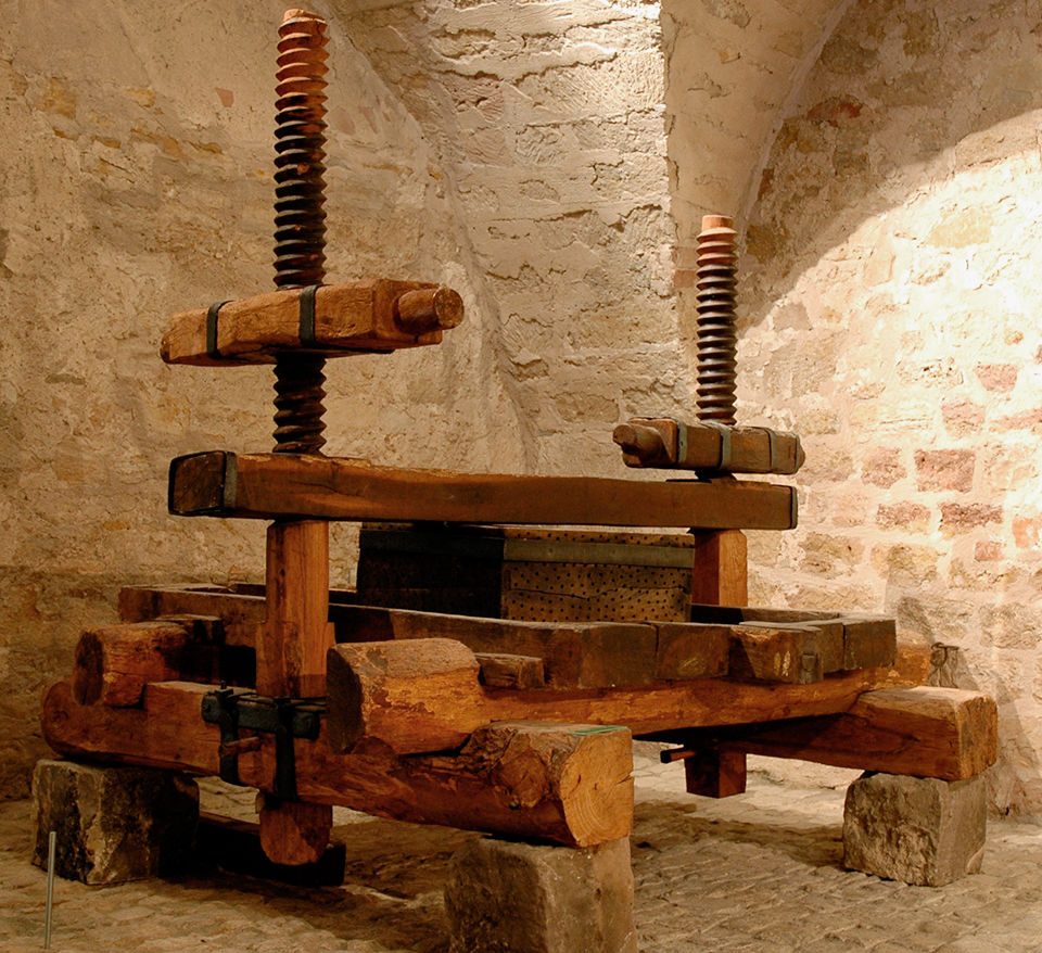 The double-screw wine press from the 16th century. One of the oldest preserved specimens in Europe, Photo: Thomas Tempel The double-screw wine press from the 16th century. One of the oldest preserved specimens in Europe, Photo: © Kulturstiftung Sachsen-Anhalt