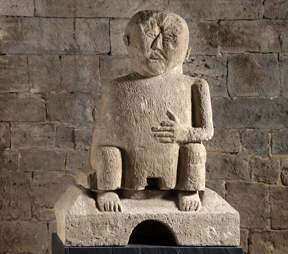 Copy of the legendary “Haingott” (god of the grove) in the “Dicker Wilhelm” keep – the original is found in the Romanesque tower by the Brunnenhof courtyard, Photo: Jakob Adolphi © Kulturstiftung Sachsen-Anhalt