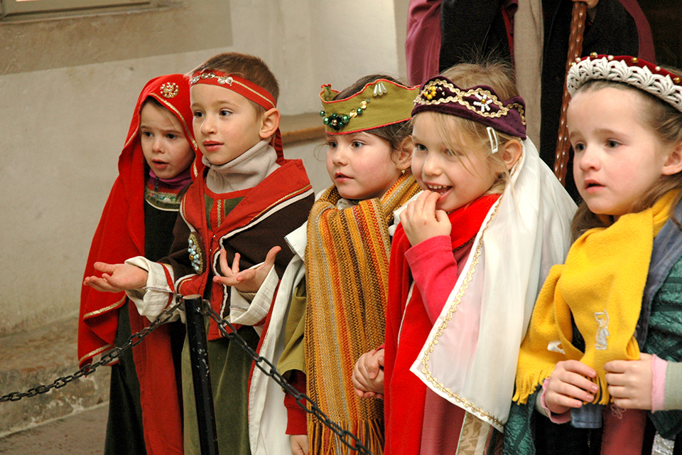 Little members of the court in the big castle – eye to eye with the castle ghost, Photo: Thomas Tempel Little members of the court in the big castle – eye to eye with the castle ghost, Photo: © Kulturstiftung Sachsen-Anhalt