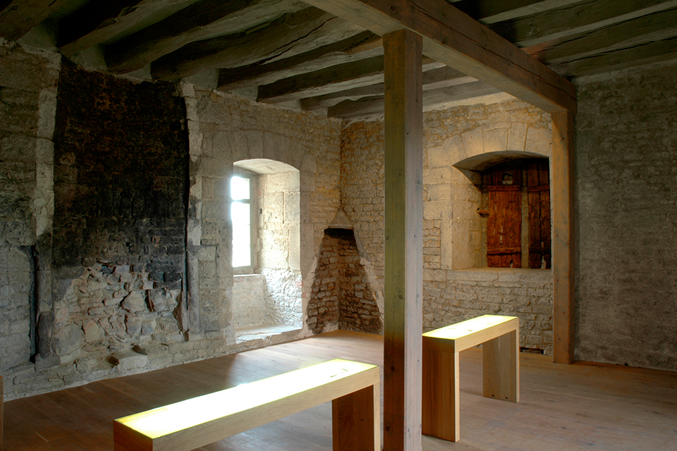 Fascinating insights into how people lived in the High Middle Ages; second floor of the Romanesque tower used as living quarters, Photo: © Kulturstiftung Sachsen-Anhalt